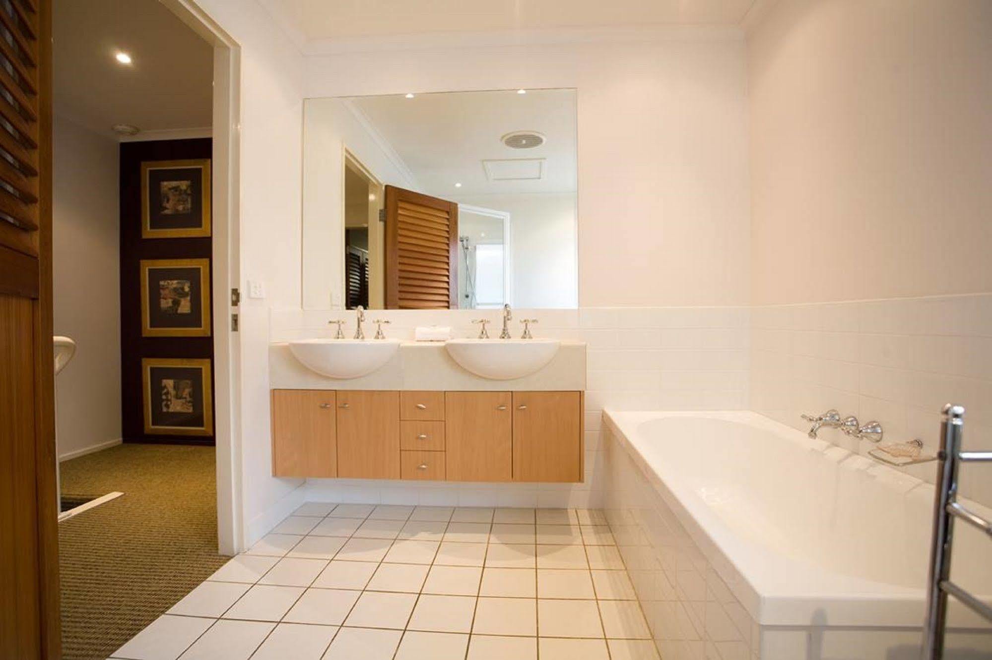 Skippers Cove Waterfront Resort Noosaville Exterior foto